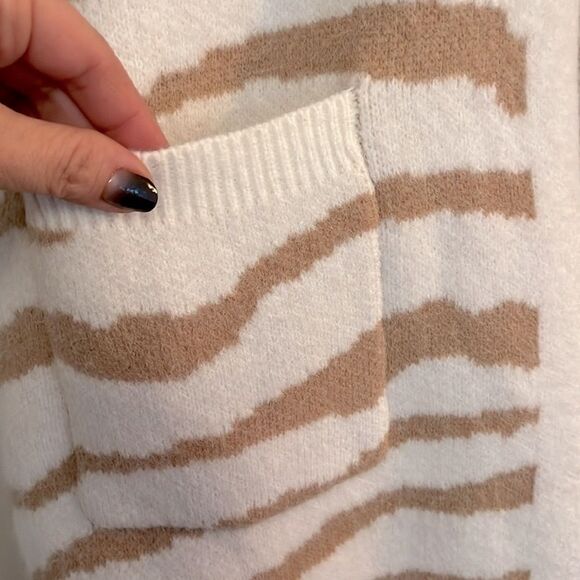 Dreamers cream and tan oversized zebra print cardigan sweater size small/medium - Picture 4 of 7